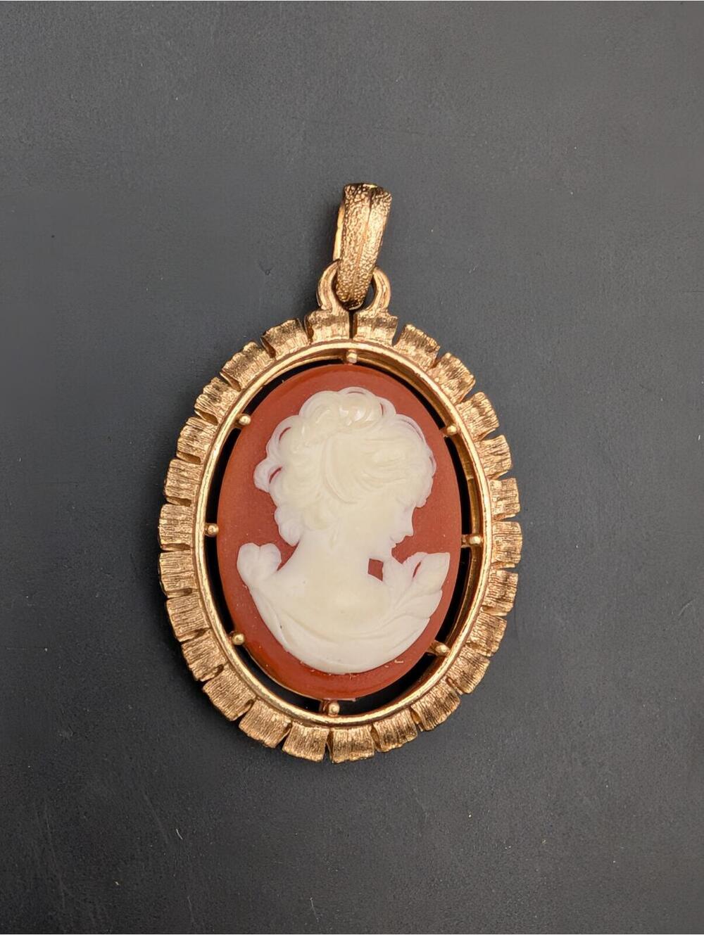 Vintage Avon Reversible Cameo Pendant Gold Tone Sunburst Fleur De Lis Frame 15g